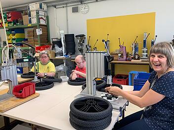 Hier werden Kinderwagenräder im Team zusammengesetzt. Fotos: Karin Strässner