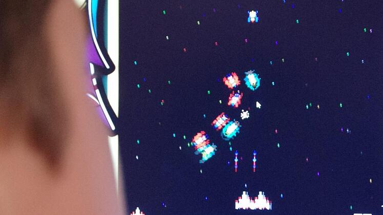 Dominic auf Zeitreise: Galaga aus dem Jahr 1981. Foto: Marco Meißner