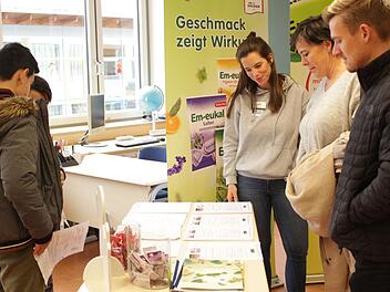 Lisa Winter (hinten) erklärt Interessierten die Ausbildungsmöglichkeiten bei der Firma Soldan.    Foto: Yannick Hupfer