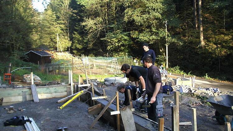 Das Fundament für das Vereinsheim der "Staaberche Schrubbe" in Tiefenbach wurde gegossen.