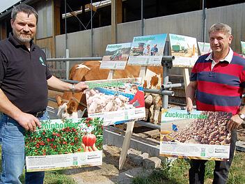 Landwirt Günter Knorr und der Kreisobmann des Bayerischen Bauernverbandes, Michael Bienlein (links), präsentierten in Mainroth die Image-Kampagne der Landwirtschaft. Foto: Andreas Welz