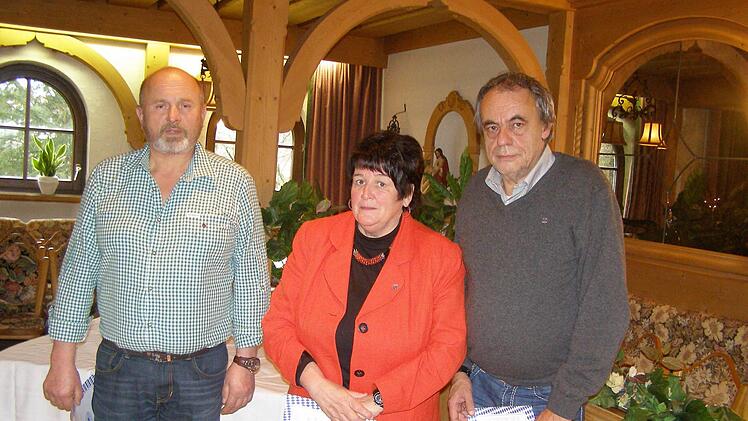 Robert Knüttel, Ulrike Fell und Rudolf Peter Ferrarini wurden für zehnjährige Mitgliedschaft geehrt. Foto; Wolfgang Saam