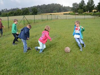Bis zur Einweihung und Übergabe sollen Fußballtore und weitere Spielgeräte installiert sein. Bis dahin herrscht Vorfreude bei den Kindern.  Foto: eh