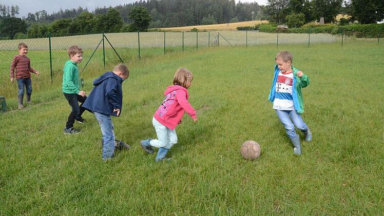 Bis zur Einweihung und Übergabe sollen Fußballtore und weitere Spielgeräte installiert sein. Bis dahin herrscht Vorfreude bei den Kindern.  Foto: eh