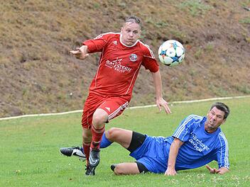 Das bessere Ende für sich hat Obererthals Spielertrainer David Böhm nicht nur in diesem Zweikampf gegen sein Auraer Pendant Oliver Schönwiesner. Foto: ssp