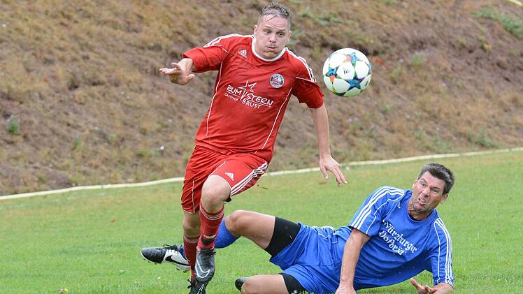 Das bessere Ende für sich hat Obererthals Spielertrainer David Böhm nicht nur in diesem Zweikampf gegen sein Auraer Pendant Oliver Schönwiesner. Foto: ssp