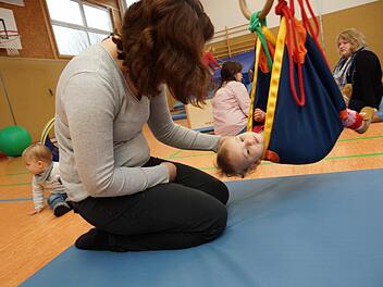 Judith Schuhmann schaukelt ihre Tochter Ella. Foto: Arkadius Guzy