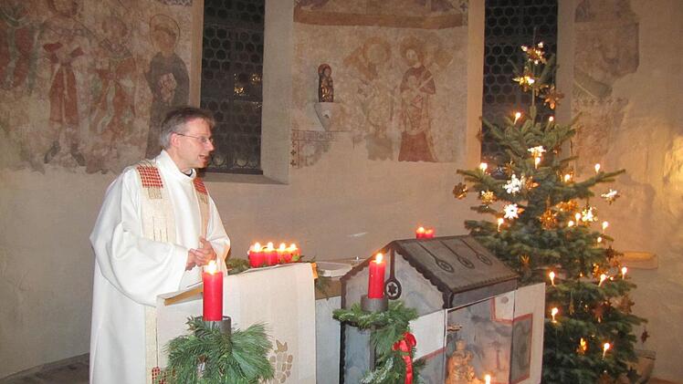 Im Kerzenschein erstrahlte die kleine St.-Nikolaus-Kapelle.