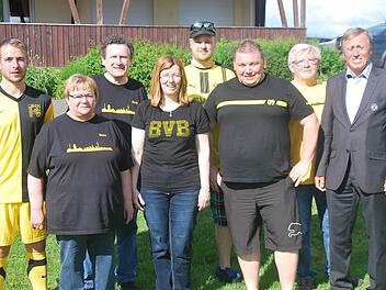 "Schwarzgelbe" Harmonie herrschte beim Fanclubfest (von links): Michael Büttner (stellvertretender Vorsitzender), die Gründungsmitglieder Monika Zawesky (Schatzmeisterin) und Gerd Zawesky (Vorsitzender), Petra Stüker (Fanbeauftragte des BVB), Thomas Geisler (3. Vorsitzender), Michael Mann (Schriftführer) sowie Gründungsmitglied Richard Merk und Dortmunder Ikone Siggi Held. Foto: Manfred Mellenthin