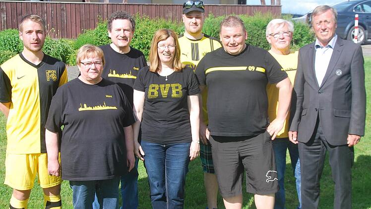 "Schwarzgelbe" Harmonie herrschte beim Fanclubfest (von links): Michael Büttner (stellvertretender Vorsitzender), die Gründungsmitglieder Monika Zawesky (Schatzmeisterin) und Gerd Zawesky (Vorsitzender), Petra Stüker (Fanbeauftragte des BVB), Thomas Geisler (3. Vorsitzender), Michael Mann (Schriftführer) sowie Gründungsmitglied Richard Merk und Dortmunder Ikone Siggi Held. Foto: Manfred Mellenthin
