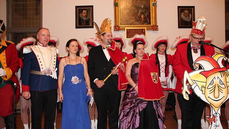 Die Kronacher Narren hatten für kurze Zeit zwei Prinzenpaare (von links) Udo I. und Silke II. sowie Stefan II. und Caro I.  Foto: Friedwald Schedel