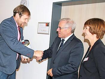 Bürgermeister Martin Mittag (links) und Pflegeheim-Leiterin Diane Alka begrüßen Johannes Hintersberger.  Foto: Bettina Knauth