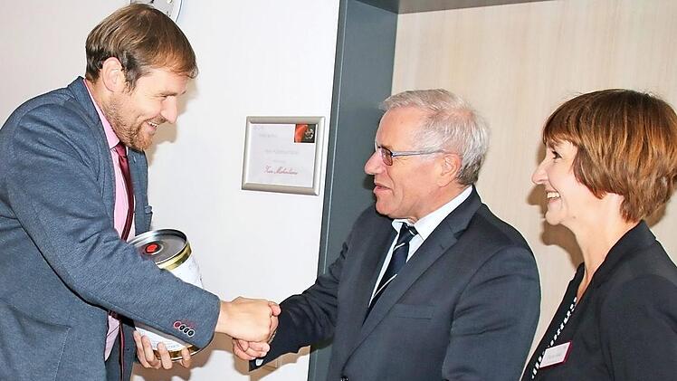 Bürgermeister Martin Mittag (links) und Pflegeheim-Leiterin Diane Alka begrüßen Johannes Hintersberger.  Foto: Bettina Knauth