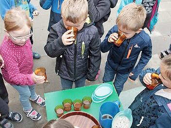 Der selbst gekelterte Apfelsaft schmeckt. Foto: Manfred W&ouml;rner