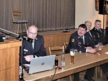 Interessante Ausführungen machte der Vizepräsident des Deutschen Feuerwehrverbandes, Bayreuths Kreisbrandrat Hermann Schreck (links), zu den Themen "Katastrophenschutz" und "Feuerwehr-Bedarfsplanung". Foto: Werner Reißaus
