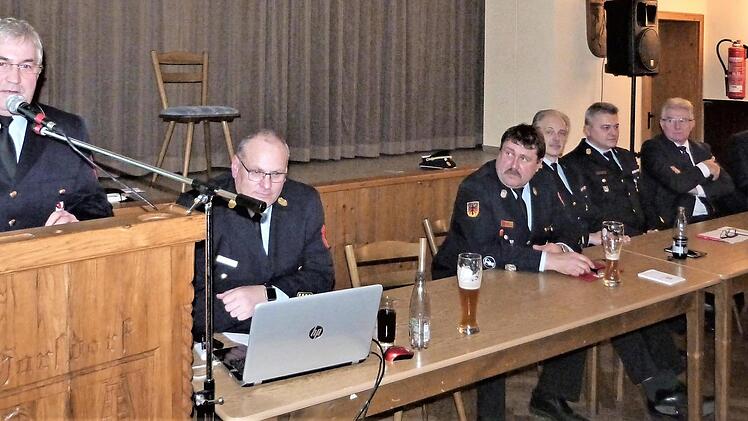 Interessante Ausführungen machte der Vizepräsident des Deutschen Feuerwehrverbandes, Bayreuths Kreisbrandrat Hermann Schreck (links), zu den Themen "Katastrophenschutz" und "Feuerwehr-Bedarfsplanung". Foto: Werner Reißaus