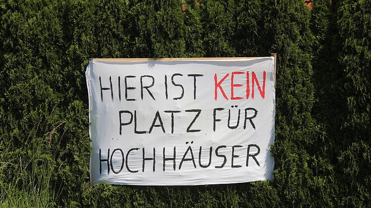 Die Anwohner haben Protestplakate aufgehängt.   Foto: Yannick Hupfer