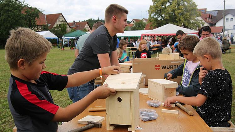 Unter der Anleitung von Sebastian Fiedler bauten diese jungen Festbesucher Nistkästen für Vögel. Foto: Bettina Knauth