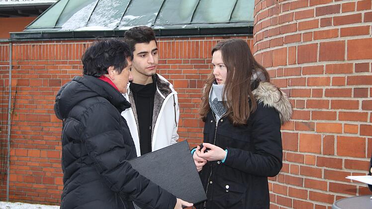 Landtagsabgeordnete Inge Aures (links) nahm die erfolgreiche Petition entgegen. Mirjam Stumpf