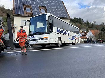 Das ging gr&uuml;ndlich schief: Ein Reisebus hat sich nach Rieneck verirrt und sich dann ziemlich festgefahren. Beim Rangieren kam es zu dann zu einem Unfall. Foto: News5/H&ouml;fig