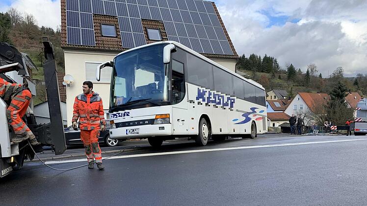 Das ging gründlich schief: Ein Reisebus hat sich nach Rieneck verirrt und sich dann ziemlich festgefahren. Beim Rangieren kam es zu dann zu einem Unfall. Foto: News5/Höfig