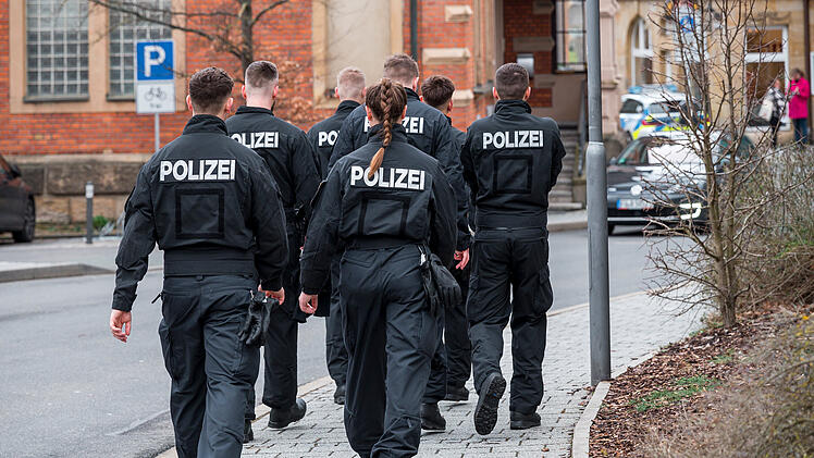 Lichtenfels: Blumenladen-Mitarbeiterin getötet - Experten untersuchen Tatort mit moderner Methode