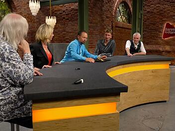 "Das ist die Nadel im Heuhaufen", meinte Steiger. "Das Schöne ist ja, dass König Ludwig diese Dinge persönlich verschenkt hat. Das heißt, in seinen Händen war diese Kette", wurde Pauritsch ehrfürchtig. "Sowas alleine berühren zu dürfen, ist schon ein Wahnsinn."