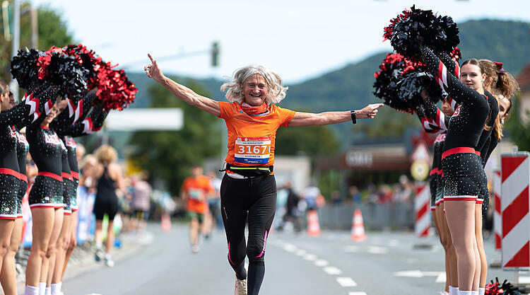 Mit 77 Jahren noch topfit: Die flotte Lauf-Oma aus Bamberg