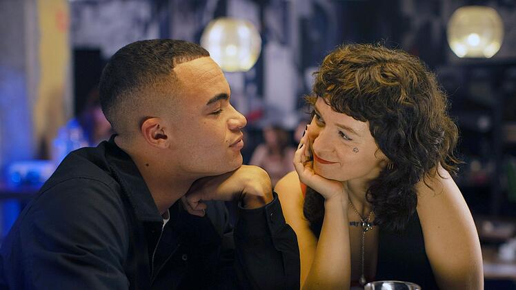 Nelson (Th&eacute;o Christine) und Charlie (Clara Bretheau) sind beste Freunde. Doch alles wei&szlig; Charlie &uuml;ber Nelson nicht ...