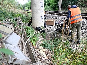 Mehrere Kabel nahe Bahngleisen durchtrennt