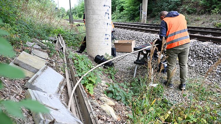 Mehrere Kabel nahe Bahngleisen durchtrennt