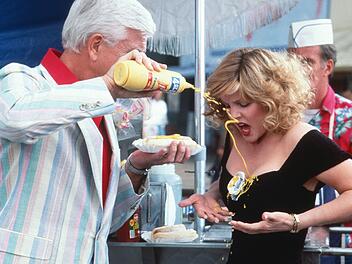 Die nackte Kanone Wo Frank Drebin (Leslie Nielsen) auftaucht, regiert das Chaos.