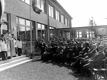 Vor 50 Jahren wurde das Schulhaus in Oerlenbach eingeweiht. Unser Foto zeigt den Festakt von 1963 mit den Ehrengästen und der Einweihung durch Pfarrer Hugo Konrad. Fotos: Archiv Stefan Geiger