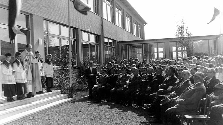 Vor 50 Jahren wurde das Schulhaus in Oerlenbach eingeweiht. Unser Foto zeigt den Festakt von 1963 mit den Ehrengästen und der Einweihung durch Pfarrer Hugo Konrad. Fotos: Archiv Stefan Geiger