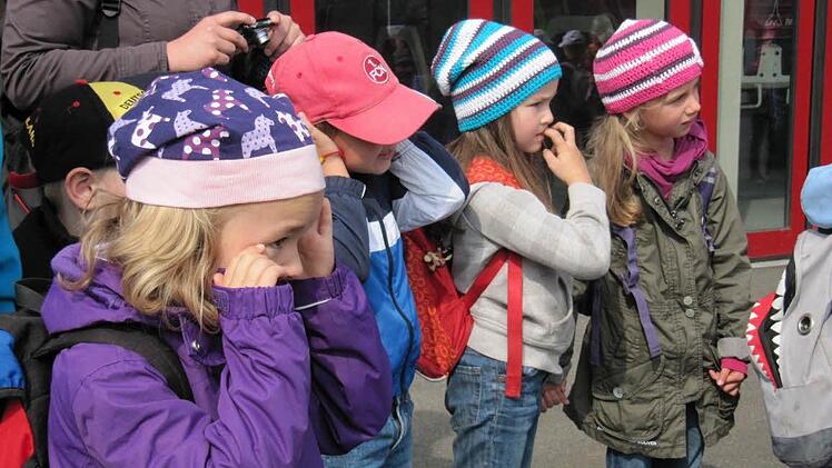 Oh Schreck! Gleich fährt der Bus über den Wasserkanister - die Kleukheimer Vorschulkinder halten den Atem an
