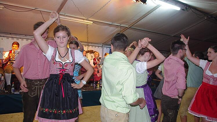 Die Hesselbacher Jugend zeigte beim Jubiläums-Festabend alte Tänze.