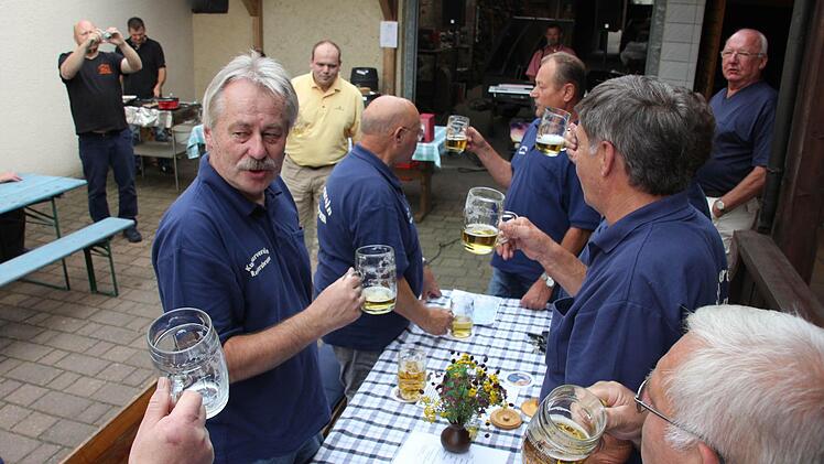 Ein Prosit der Gemütlichkeit: die Mitglieder des Kulturvereins nach dem Bieranstich.