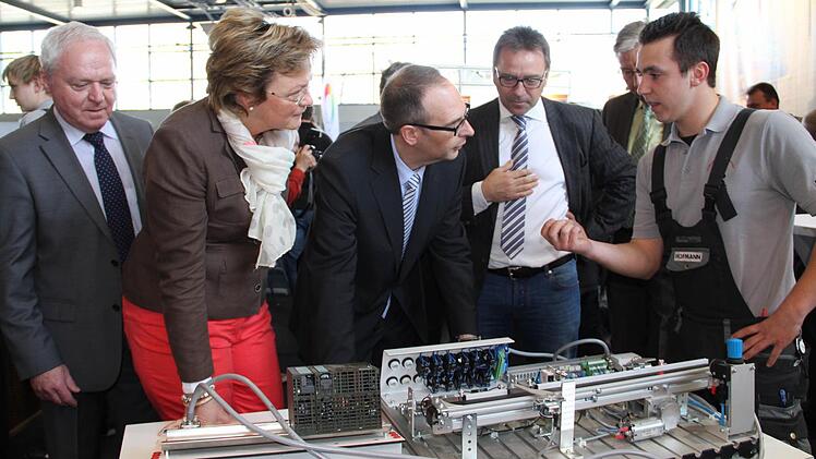 Ein elektronisches Sortiergerät am Messestand der Firmengruppe Hofmann steht im Fokus des Interesses. (v. li.) Michelaus Bürgermeister (v. li.) Helmut Fischer, Europaabgeordnete Monika Hohlmeier, Landrat Christian Meißner, Robert Hofmann, Geschäftsführer der Hofmann Innovation Group, Schulleiter Hans-Jürgen Lichy und Markus Bittruf.