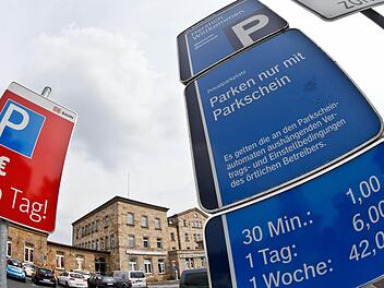 Parken ohne Parkschein auf einer privaten Fläche kann teuer werden: Wie hier auf dem Bahnhofsvorplatz in Bamberg. Foto: Matthias Hoch