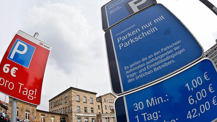 Parken ohne Parkschein auf einer privaten Fläche kann teuer werden: Wie hier auf dem Bahnhofsvorplatz in Bamberg. Foto: Matthias Hoch
