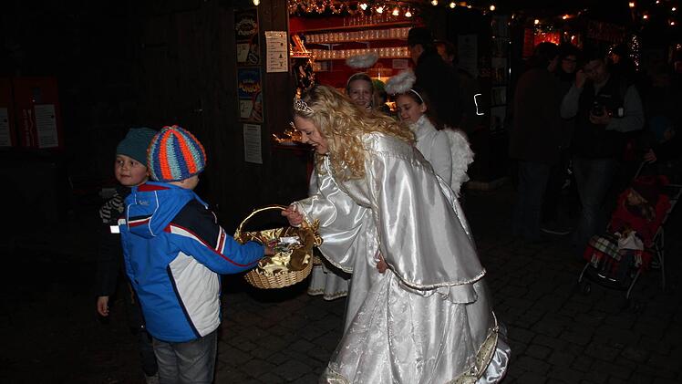 Das Christkind verteilte Süßigkeiten. Foto: Friedwald Schedel