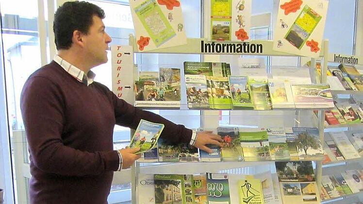 Eine Vielzahl von Oberhaid-Flyer wird durch die neue Freizeitkarte, die Bürgermeister Carsten Joneitis gerade hält, ersetzt. Foto: Ursula Stark