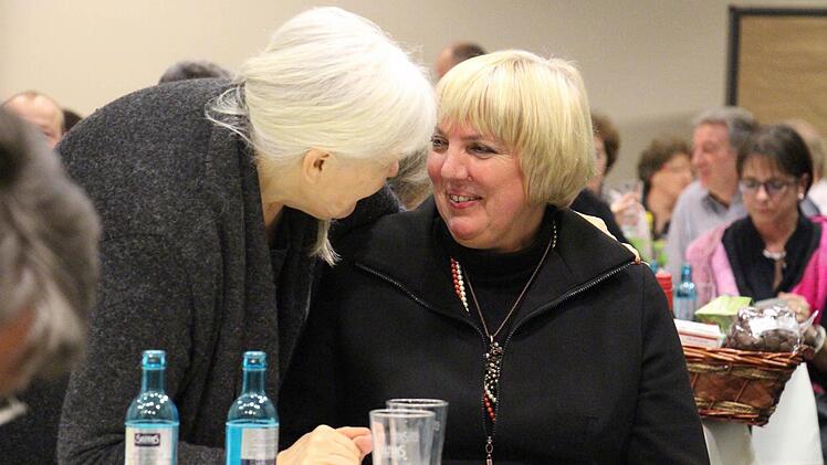Zwei grüne Urgesteine: Retta Müller-Schimmel (l.) im Gespräch mit Claudia Roth. Foto: Christian Bauriedel