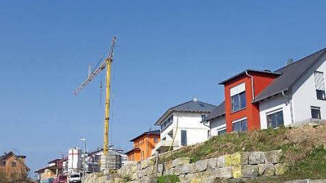 Große Kräne über dem Altort von Ebelsbach und Gleisenau zeigen an, dass hier gebaut wird. Oben auf dem Schönberg entstehen neue Wohnhäuser für Familien und unterhalb, am Lagerweg, ist der Bau einer Seniorenwohnanlage geplant.  Foto: Sabine Meissner