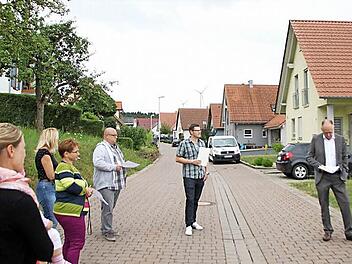 Bisher gibt es am Rasengraben in Burghausen nur Häuser mit Satteldächern. Jetzt akzeptiert der Bauausschuss nach Besichtigung und eingehender Diskussion den Bau eines Hauses mit Walmdach. Foto: Heike Beudert