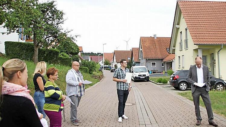 Bisher gibt es am Rasengraben in Burghausen nur Häuser mit Satteldächern. Jetzt akzeptiert der Bauausschuss nach Besichtigung und eingehender Diskussion den Bau eines Hauses mit Walmdach. Foto: Heike Beudert
