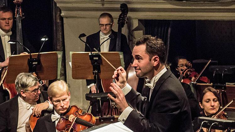 Impressionen vom Adventskonzert im Landestheater Coburg: Dirigent Alexander MerzynFoto: Jochen Berger