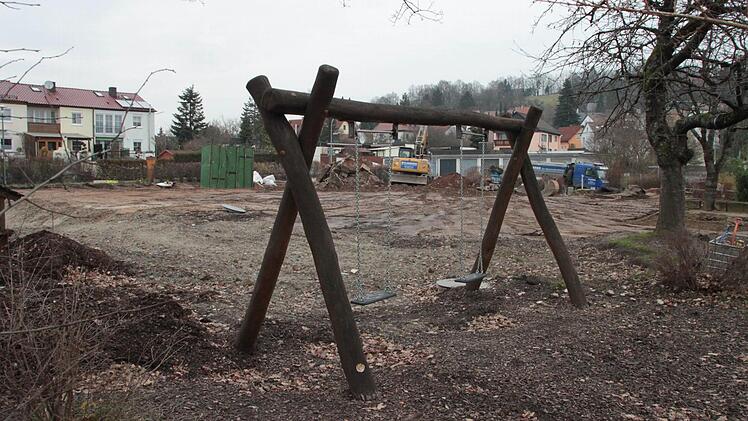 Aufräumarbeiten: Die letzten Reste des abgebrannten Paul-Gerhardt-Kindergartens werden beseitigt. Foto: Dagmar Besand