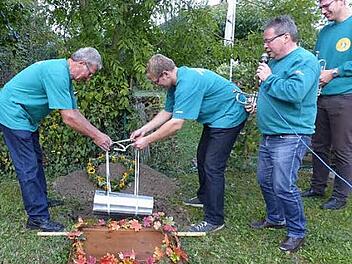 Die beiden "Totengräber" Simon Gabel und Andy Zeitler senkten die Kerwa in ihr kühles Grab. Fotos: Klaus-Peter Wulf