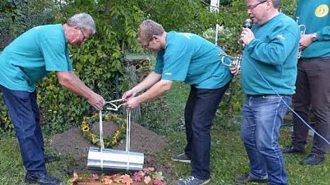 Die beiden "Totengräber" Simon Gabel und Andy Zeitler senkten die Kerwa in ihr kühles Grab. Fotos: Klaus-Peter Wulf